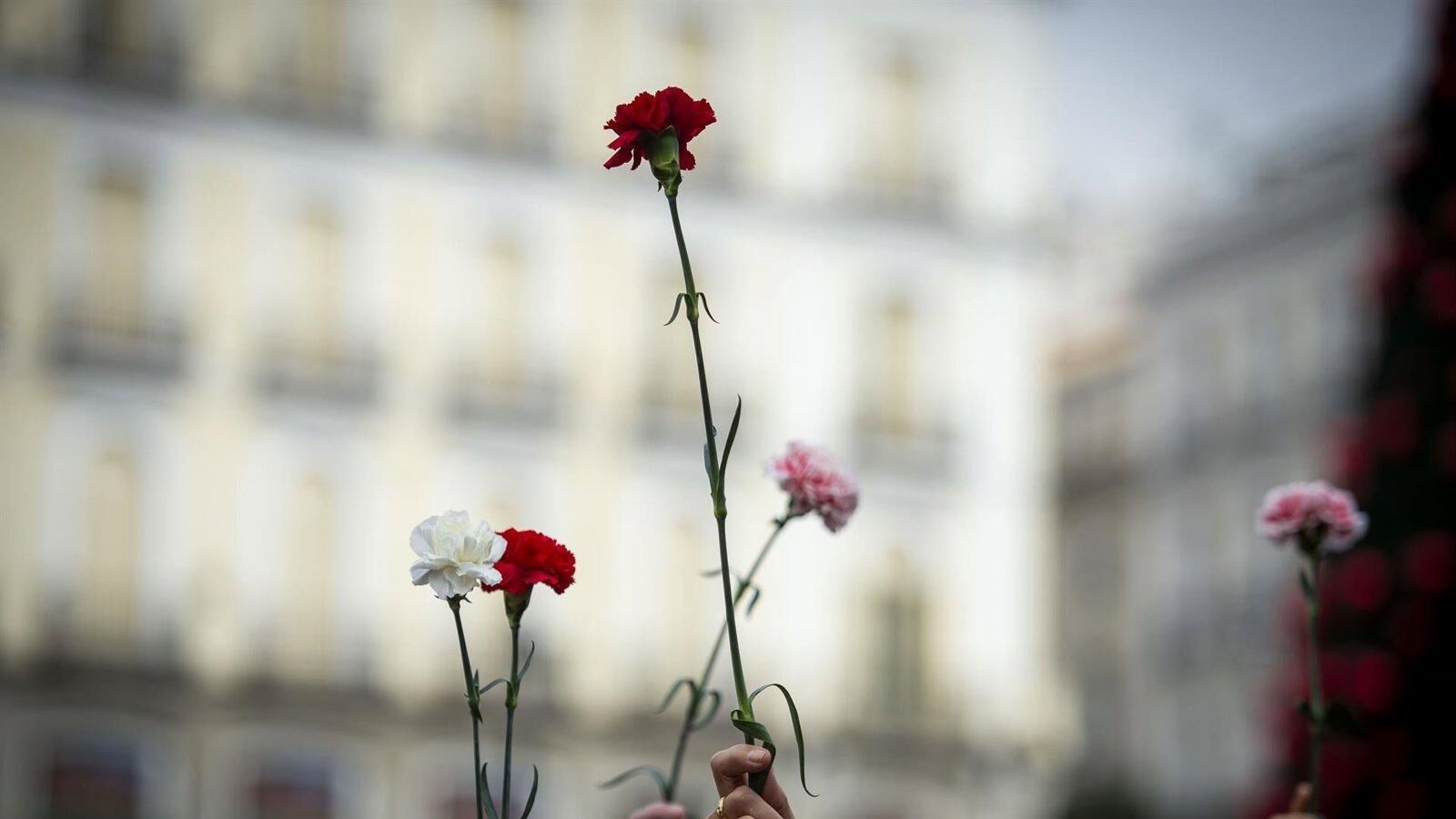 Por qué se regalan libros y rosas el día de Sant Jordi: origen, historia y significado