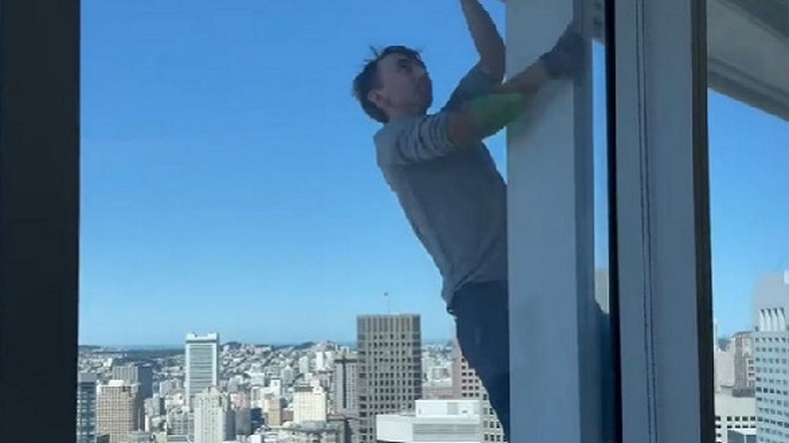 El “Spiderman provida” condenado tras escalar la esfera de Las Vegas