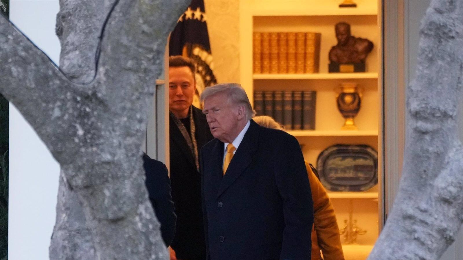 El gesto de Trump con la Biblia para acercarse al electorado católico