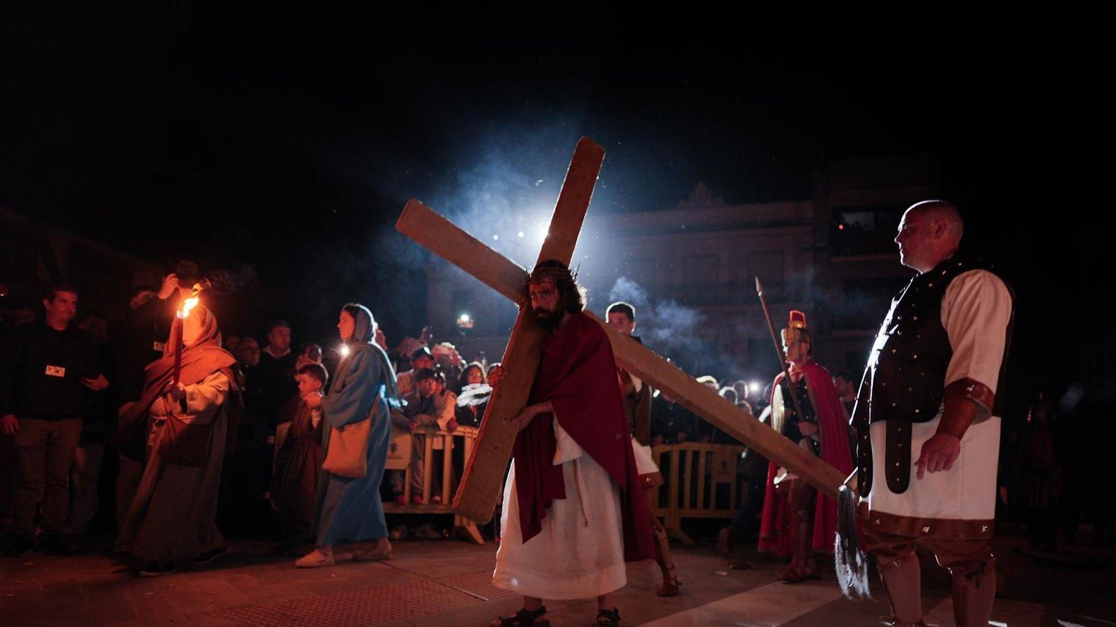 Qué significan los gestos del Viernes Santo: el beso a la cruz, el silencio y la oscuridad