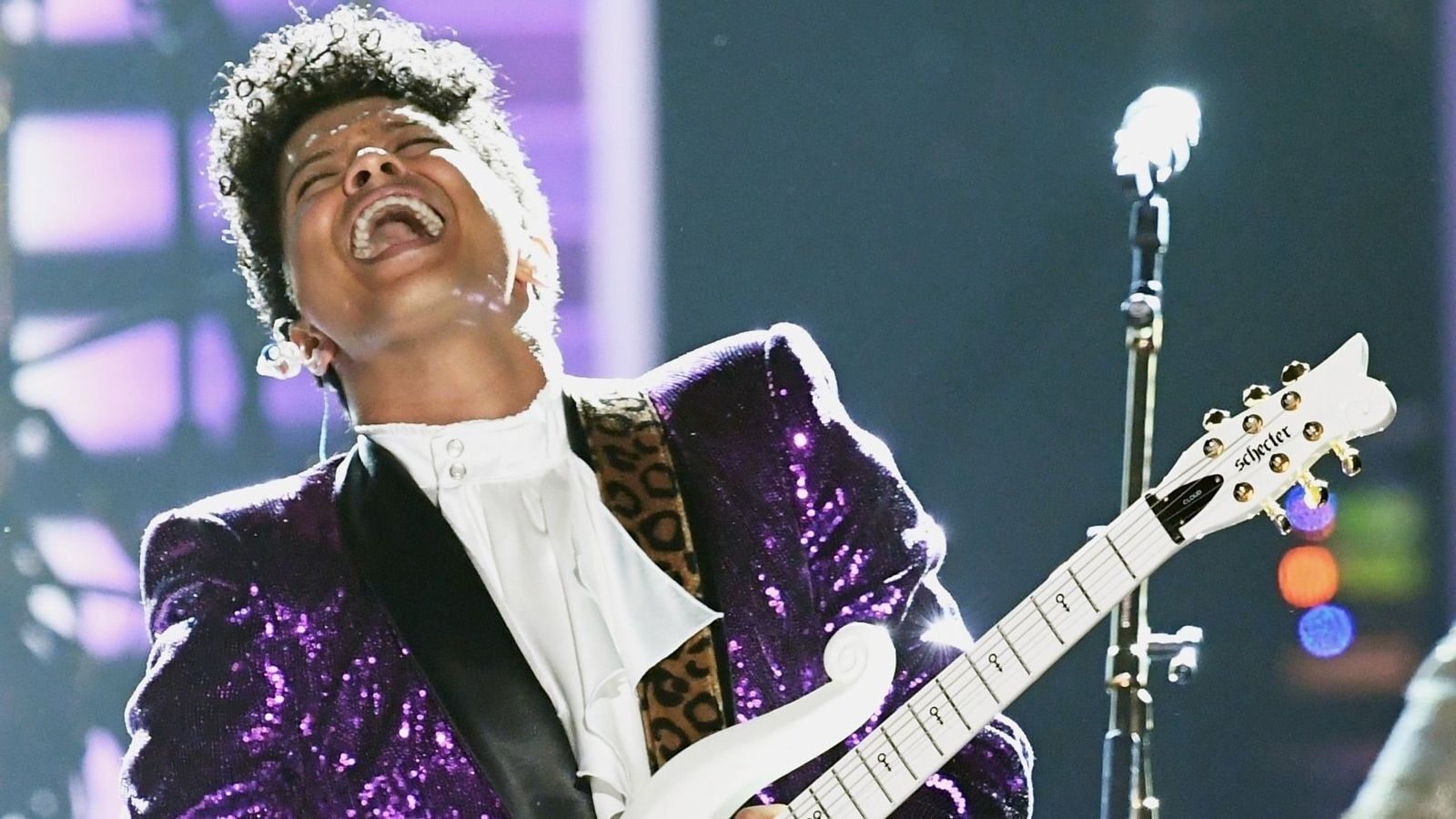 Bruno Mars y su gesto de fe al comenzar "The Romantic Tour"