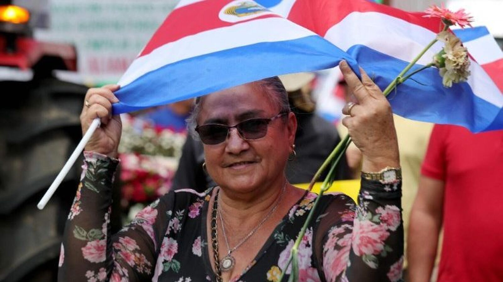 La presidenta de Costa Rica pone su mandato a los pies de la Virgen