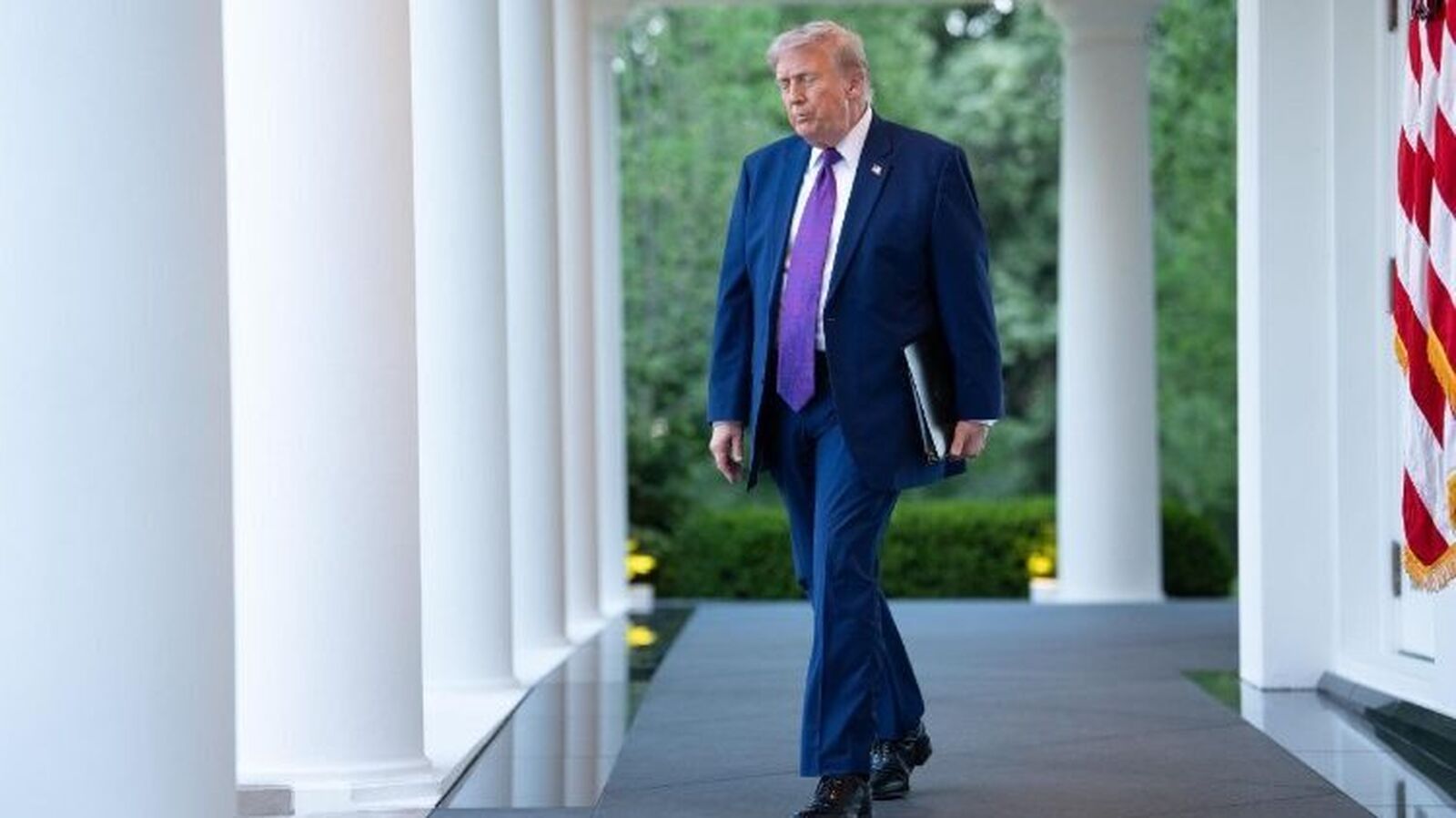 Trump llama a rezar por Estados Unidos en plena polémica religiosa
