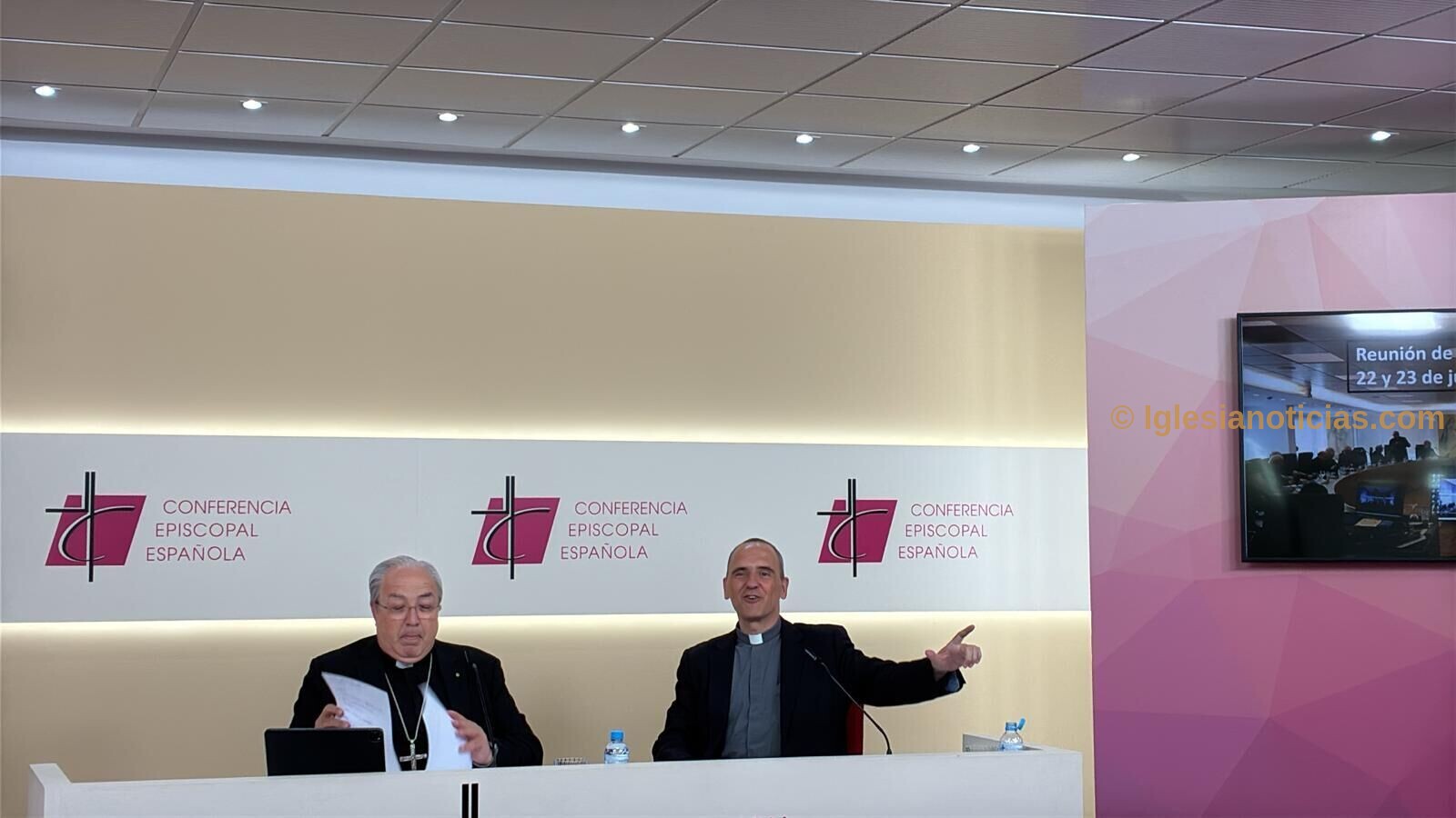 Vera deja la comunicación de la CEE y vuelve a Pamplona