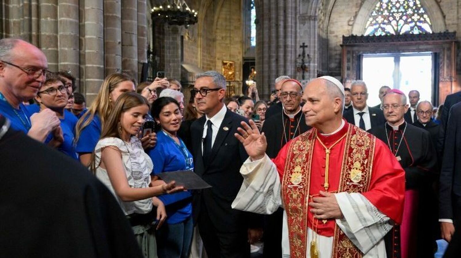 Omella presenta al Papa los castells como símbolo de unidad y comunión en Cataluña