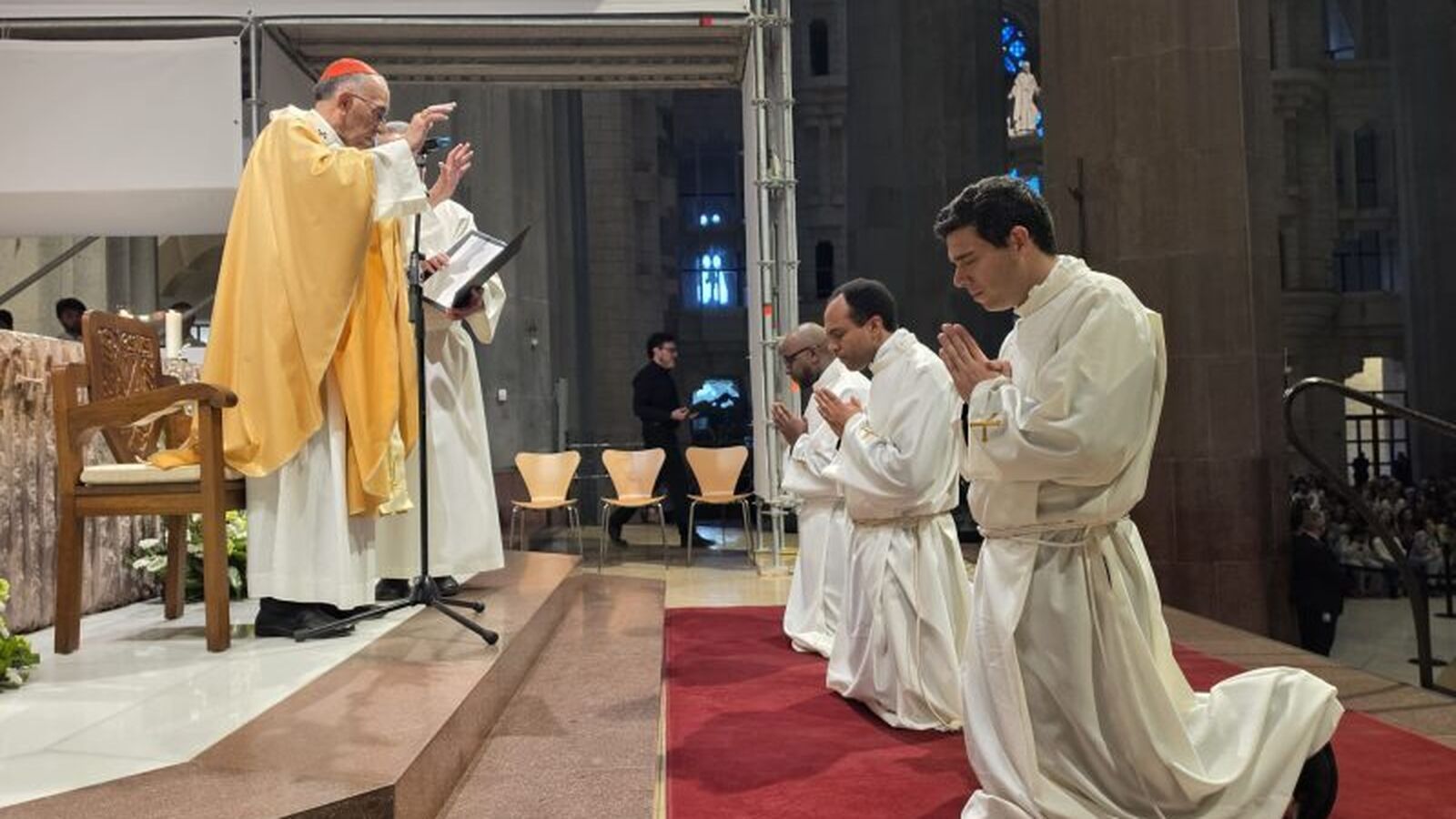 Tres nuevos sacerdotes son ordenados en una emotiva ceremonia en Barcelona