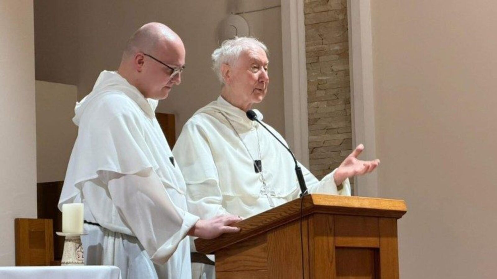 El cardenal Radcliffe se desmarca de la bendición a una pareja homosexual