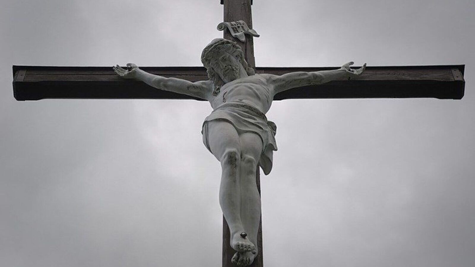 Jóvenes rompen con catapultas el techo de cristal de una iglesia