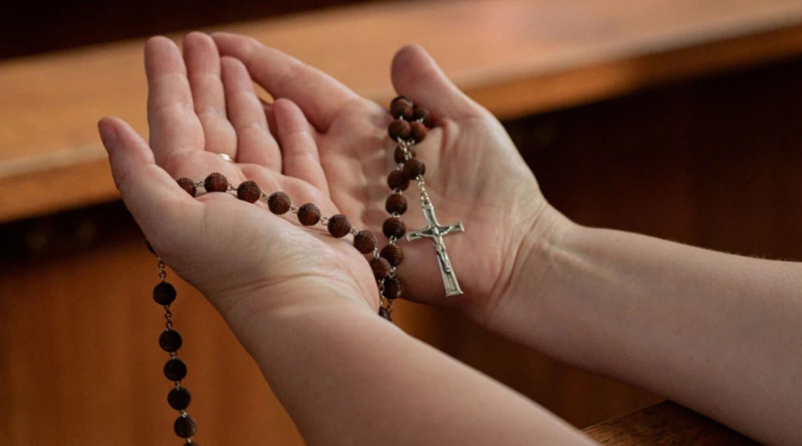 Una mujer de 80 años entra a una iglesia en Francia portando dos granadas