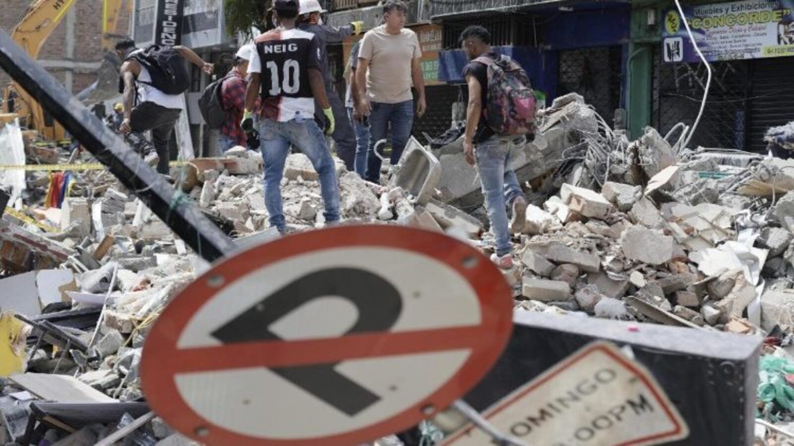 Un sacerdote rescata las hostias tras el terremoto en Colombia
