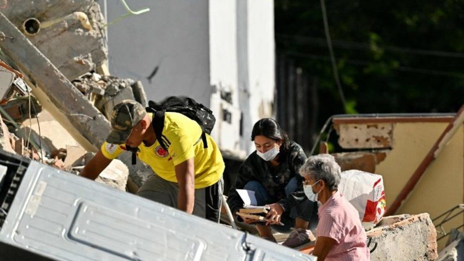 Con el Santísimo en sus manos durante el terremoto de Colombia