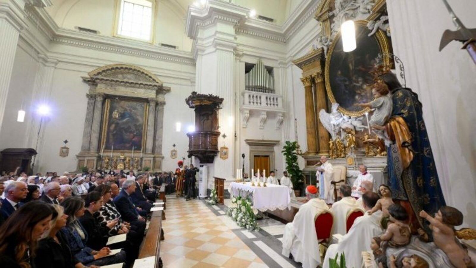 Schneider advierte: «No hay nada más peligroso» que interferir en la liturgia