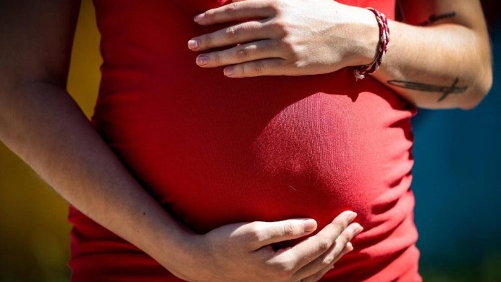 Colombia plantea prohibir la maternidad subrogada