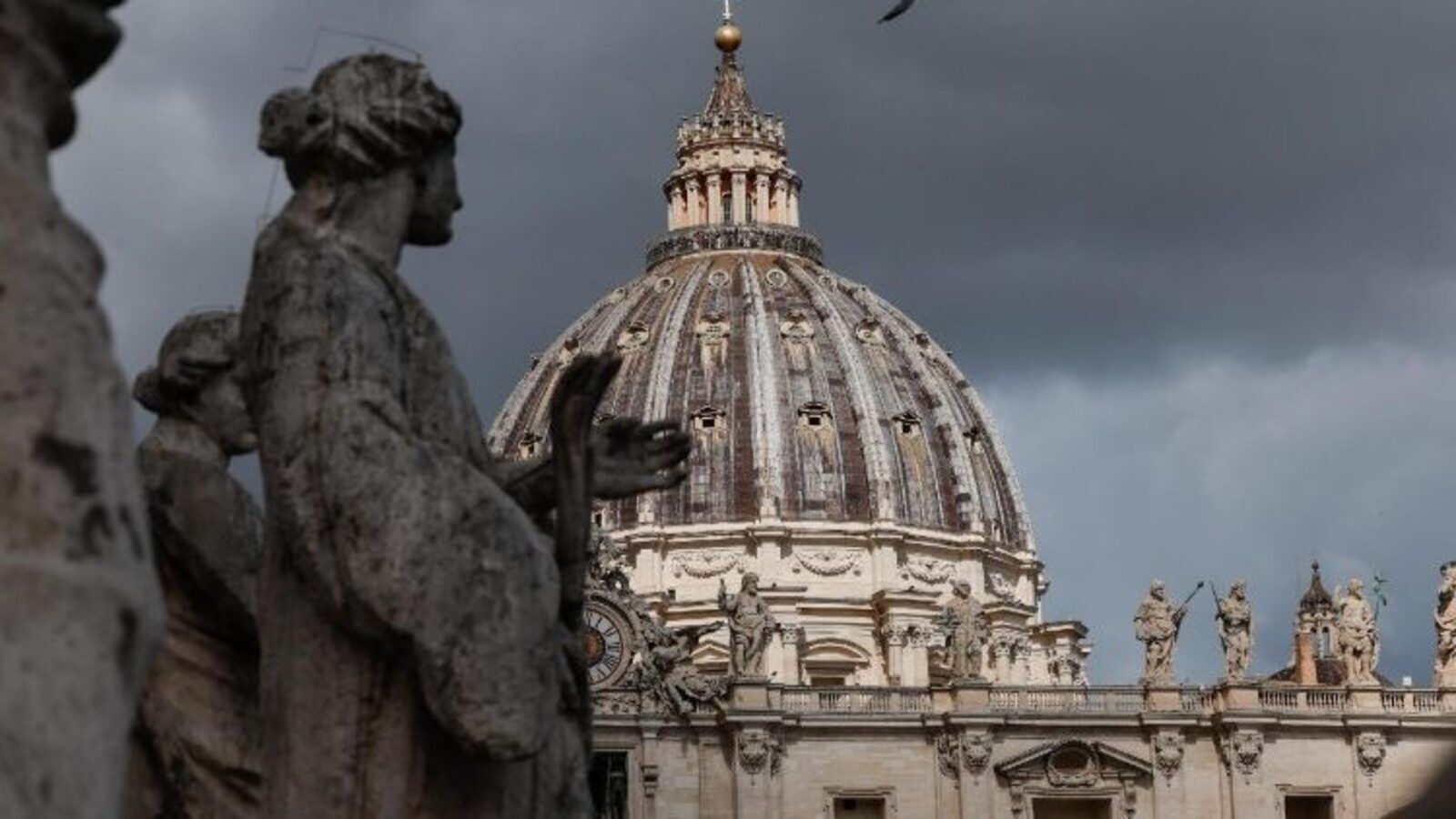 Lourdes cubrirá los mosaicos de Rupnik antes de la visita del Papa