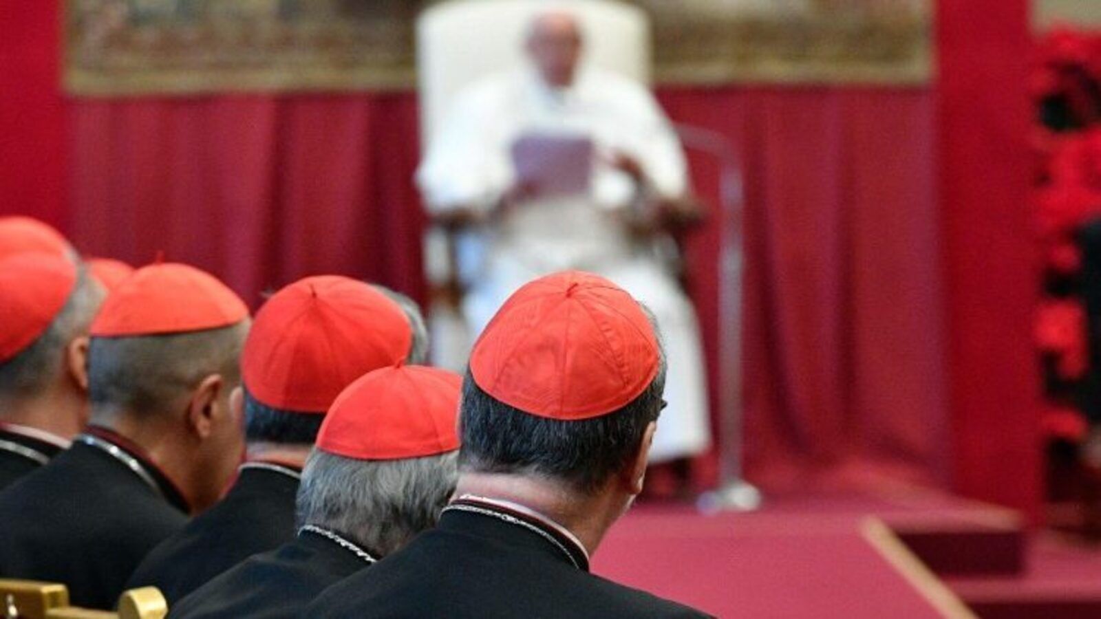 Cardenales conservadores piden mayor acceso a la Misa en latín