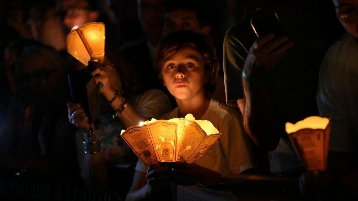 El Papa guía a 30.000 peregrinos en una noche de oración en Lourdes