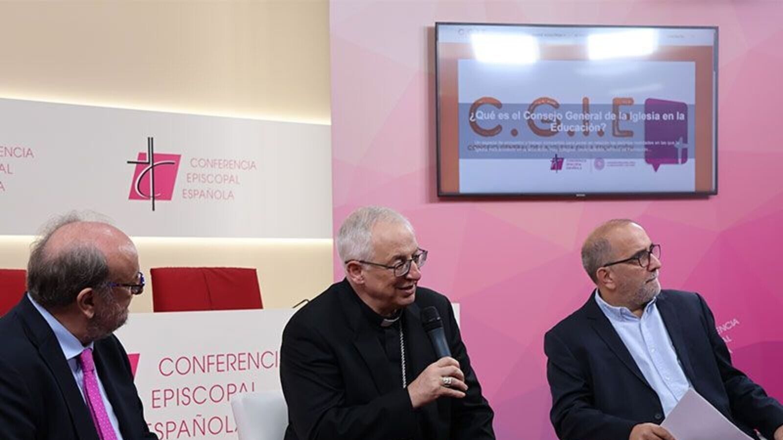La Iglesia premia a Luis de la Fuente por su labor educativa