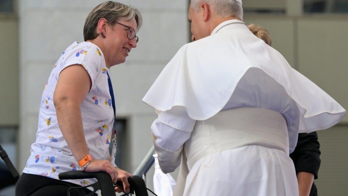 El Papa rompe el protocolo en Lourdes para acercarse a los enfermos