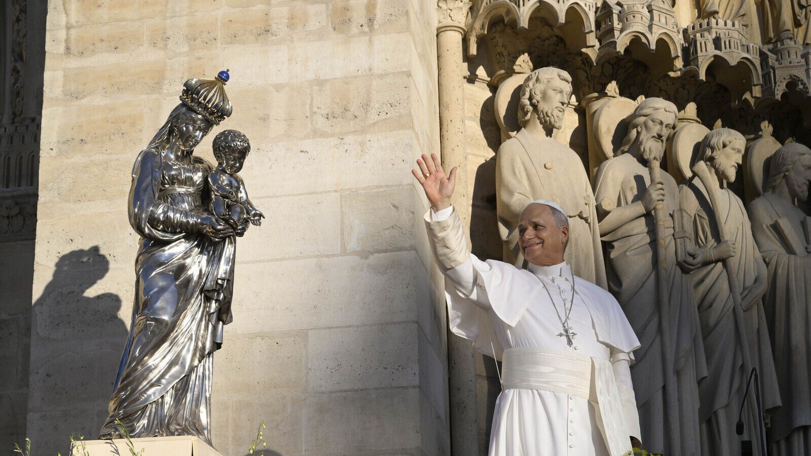 León XIV, emocionado, reza la Salve ante la Virgen de Notre-Dame