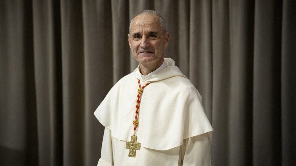 El cardenal Vesco defiende una Iglesia con menos jerarquía