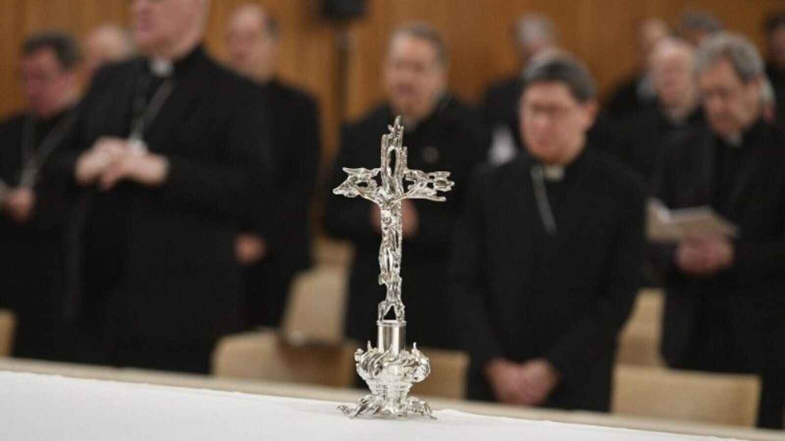 El arzobispo de Denver pide al exorcista Ripperger un año de pausa