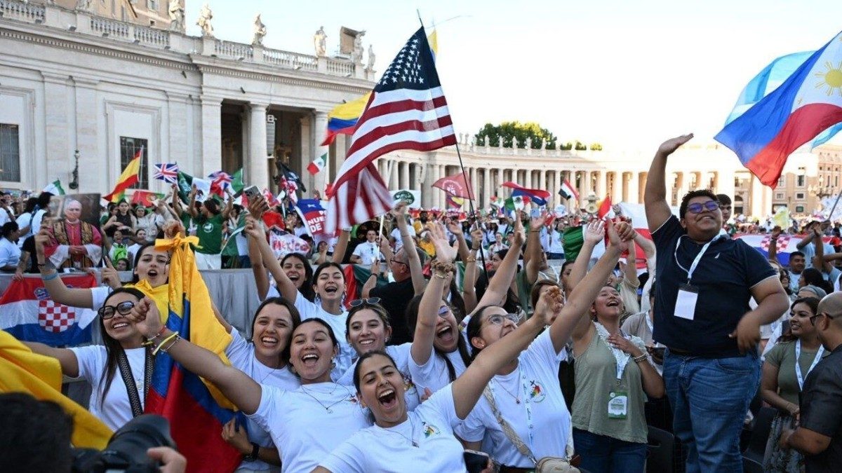 Gänswein reivindica el interés de los jóvenes por la fe
