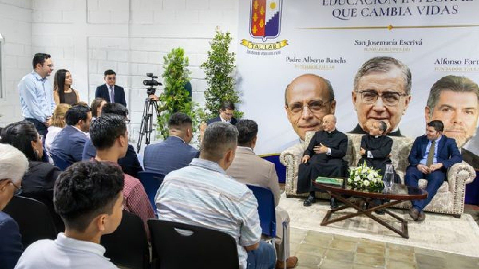 El prelado del Opus Dei destaca la formación integral en Honduras