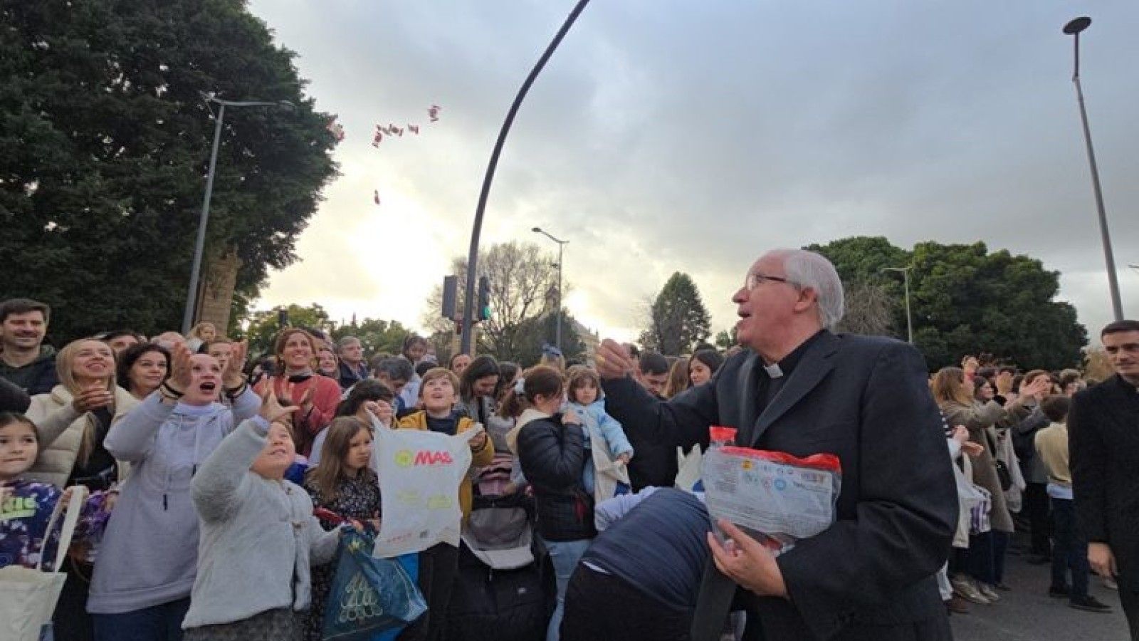 El arzobispo de Sevilla participa en la coronación del rey Gaspar