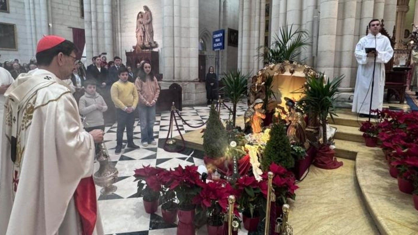 El cardenal José Cobo preside la Eucaristía de la Epifanía en la catedral de la Almudena