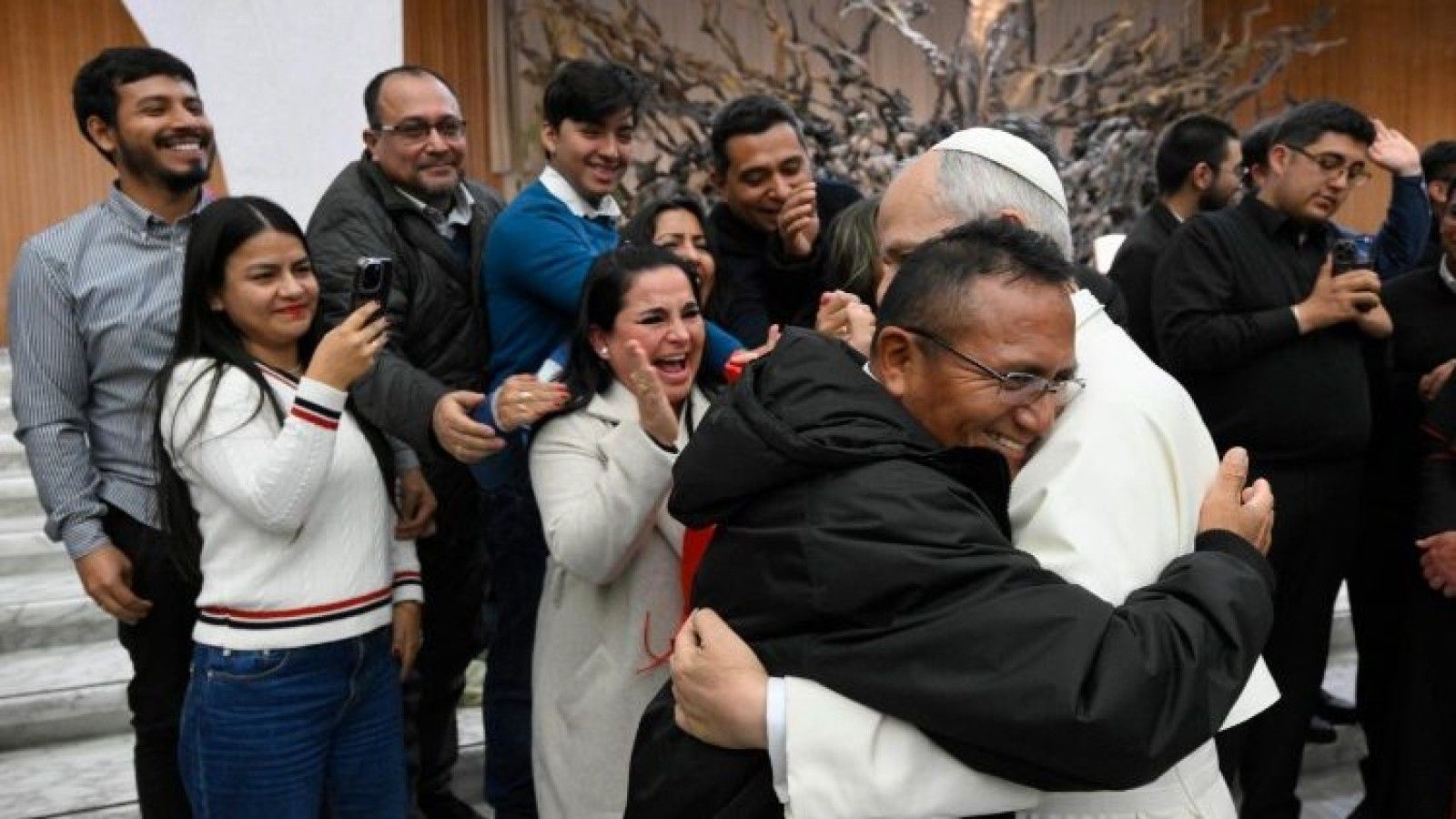 El Papa León XIV bendice una planta de ciprés en la audiencia general