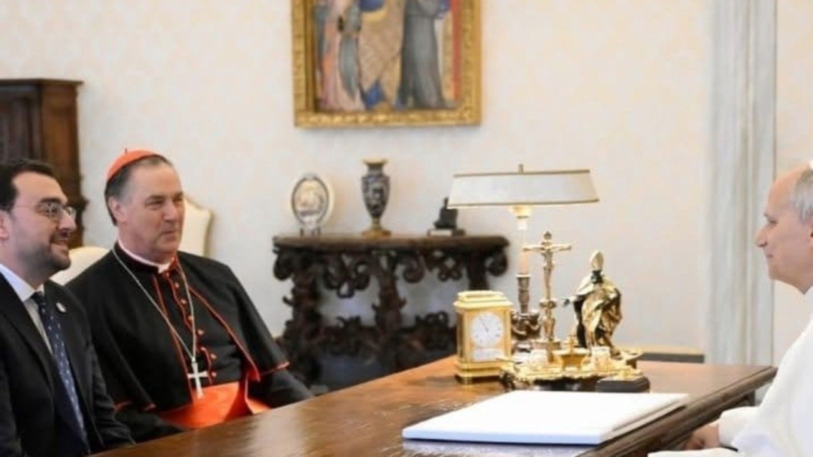 Adrián Barbón traslada al Papa León XIV su preocupación por la paz mundial