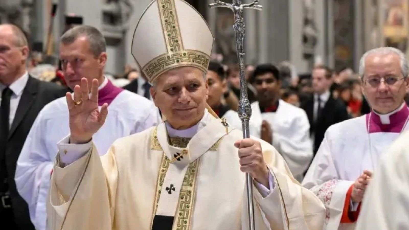 El Papa León XIV estrena una nueva cruz papal en San Pedro