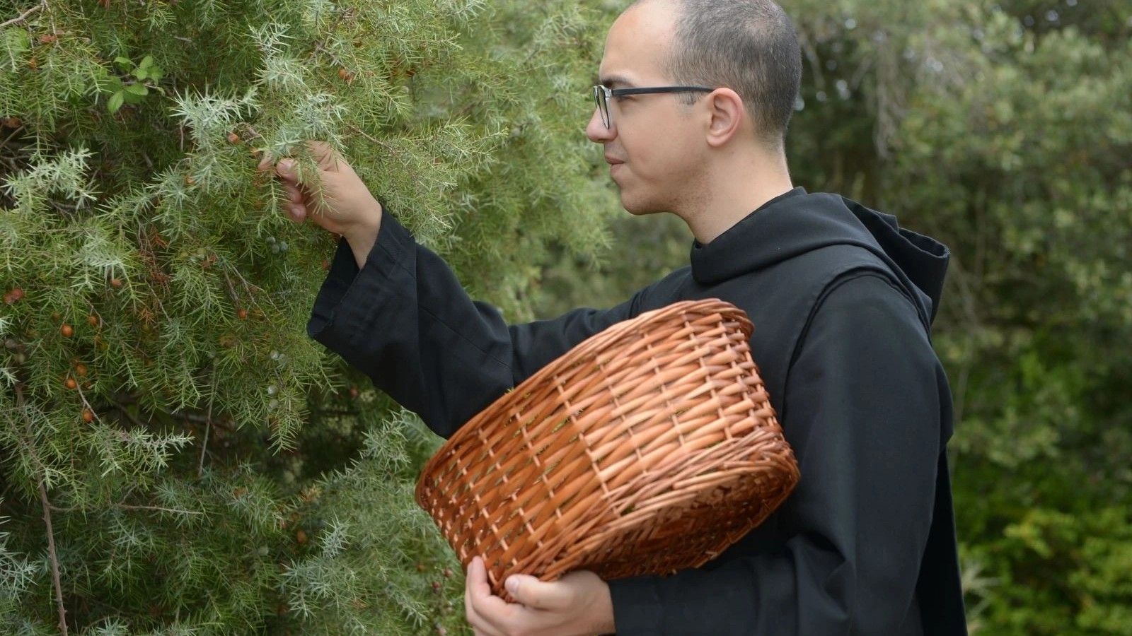 Los monjes de Leyre recuperan una ginebra artesanal milenaria