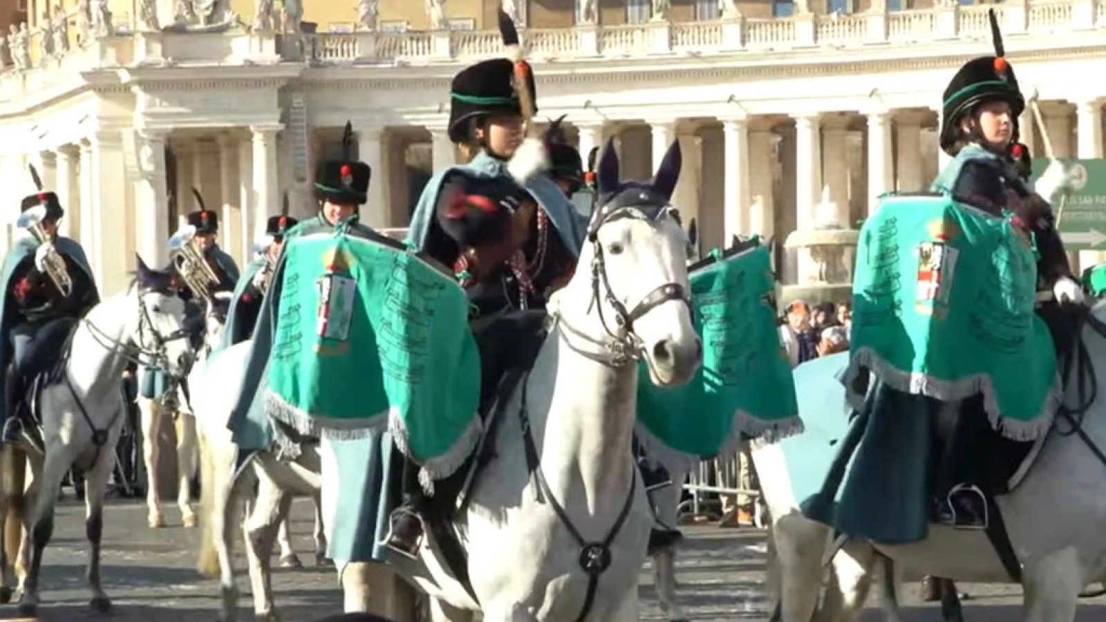 El Cardenal Gambetti bendice a los animales en el Vaticano por la fiesta de San Antonio Abad