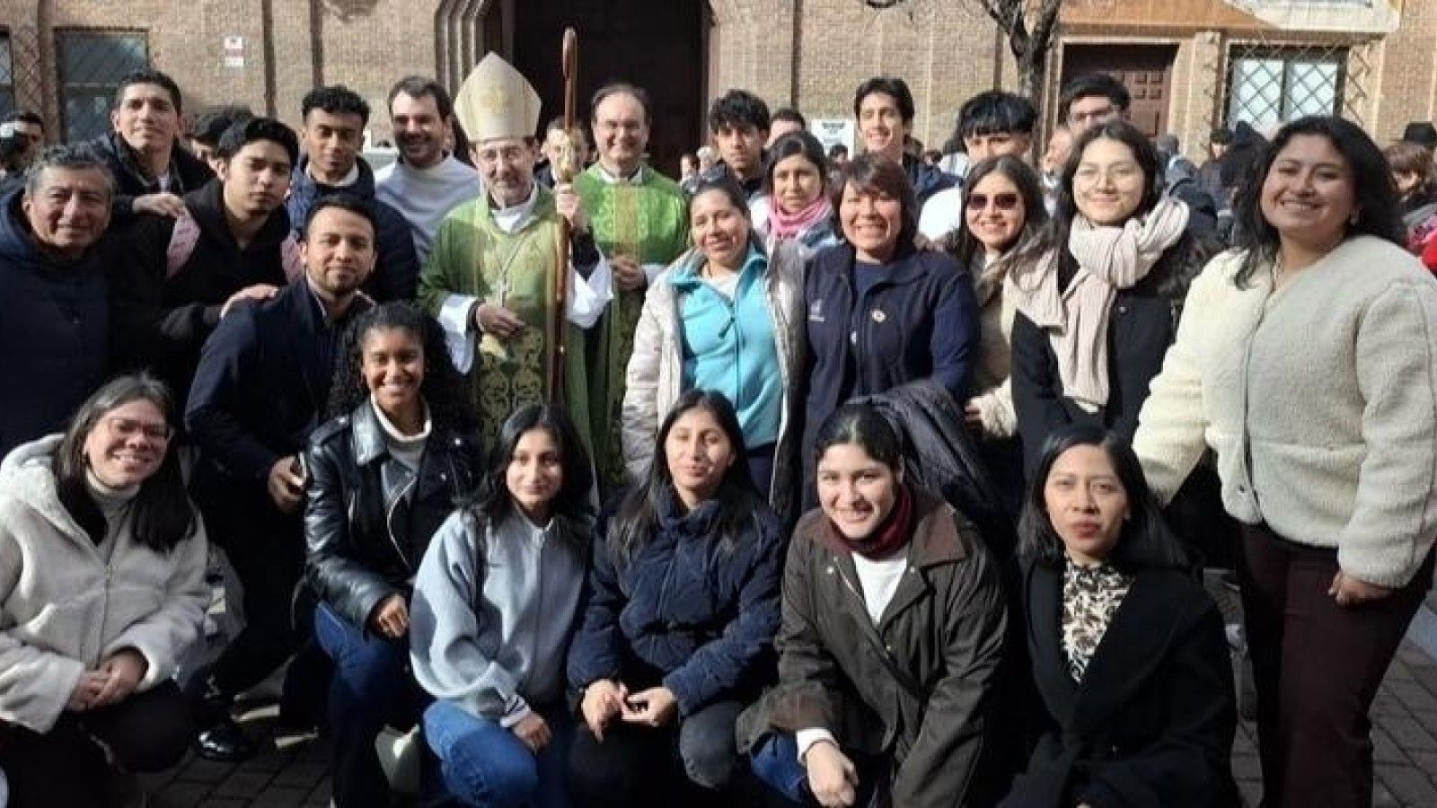El cardenal José Cobo visita la parroquia de San Ramón Nonato y el comedor social de Vallecas