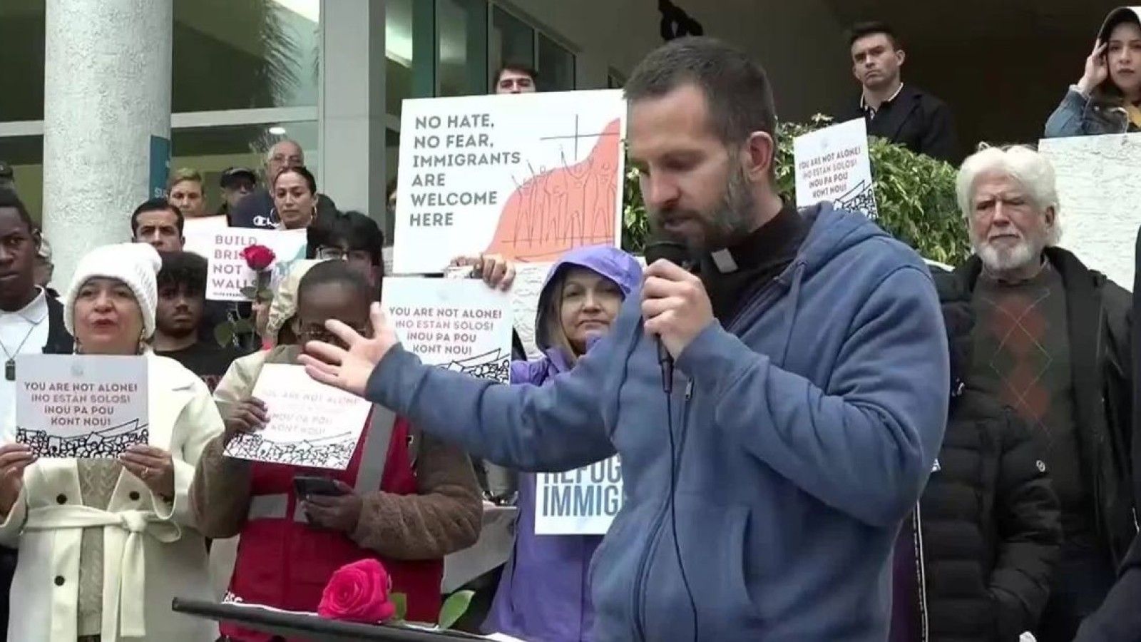 Sacerdotes protestan en Miami contra las muertes de migrantes bajo custodia del ICE