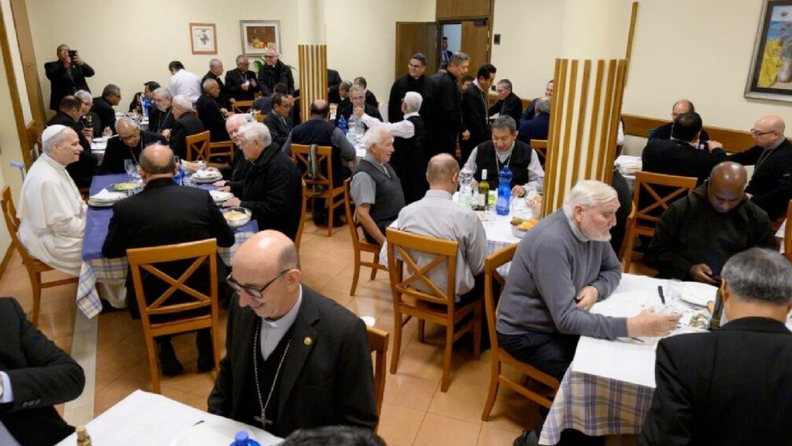 El Papa León XIV sorprende a los obispos peruanos con un gesto inesperado en Roma