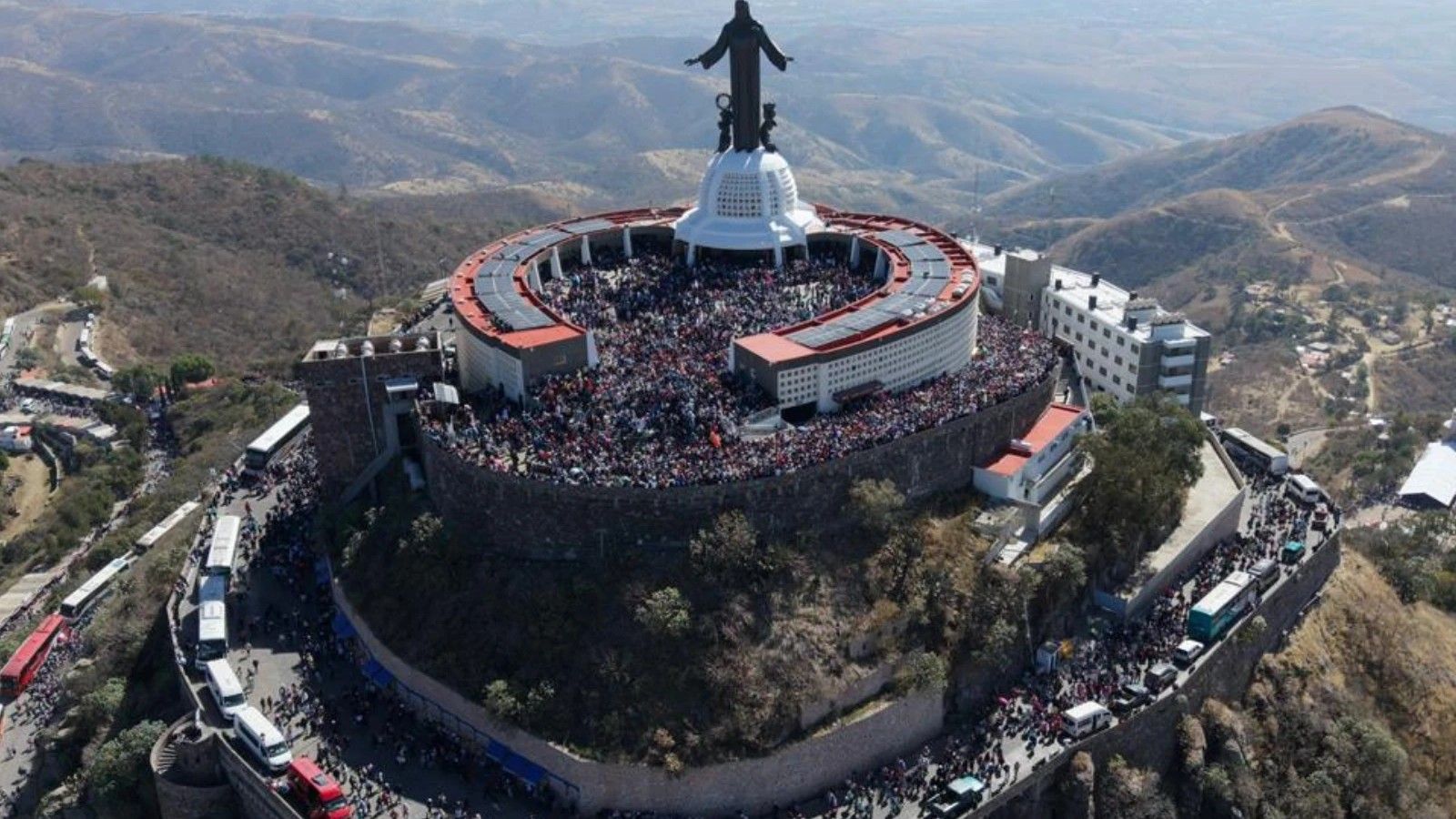 Cincuenta mil jóvenes toman el Cerro del Cubilete y proclaman su fe en Cristo Rey