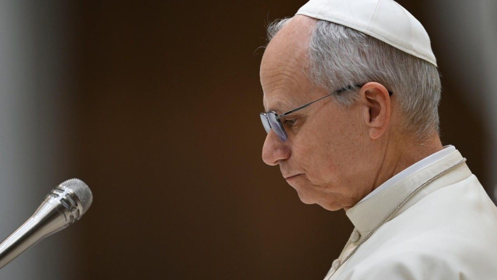 El Papa León XIV escucha a una víctima irlandesa y le expresa disculpas en el Vaticano