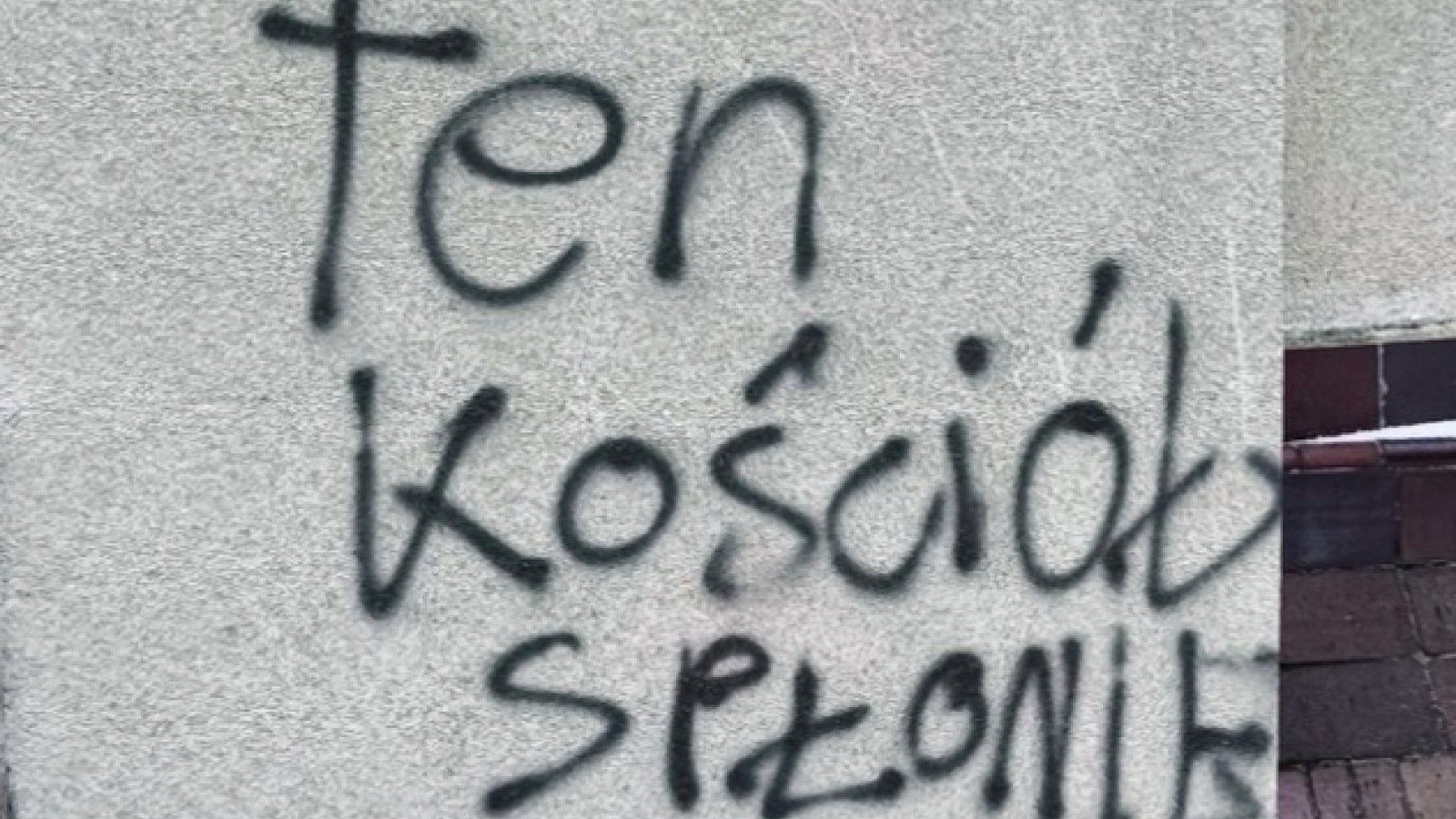 Vandalizan una parroquia en Polonia con símbolos satánicos y amenazas