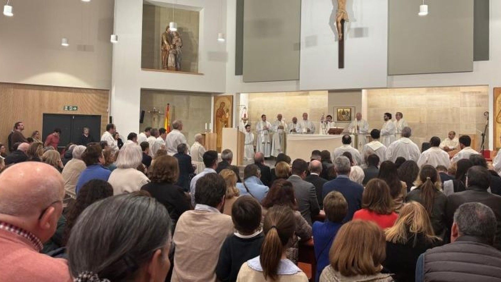 El cardenal Cobo consagra la parroquia de San Rafael Arnaiz en Sanchinarro