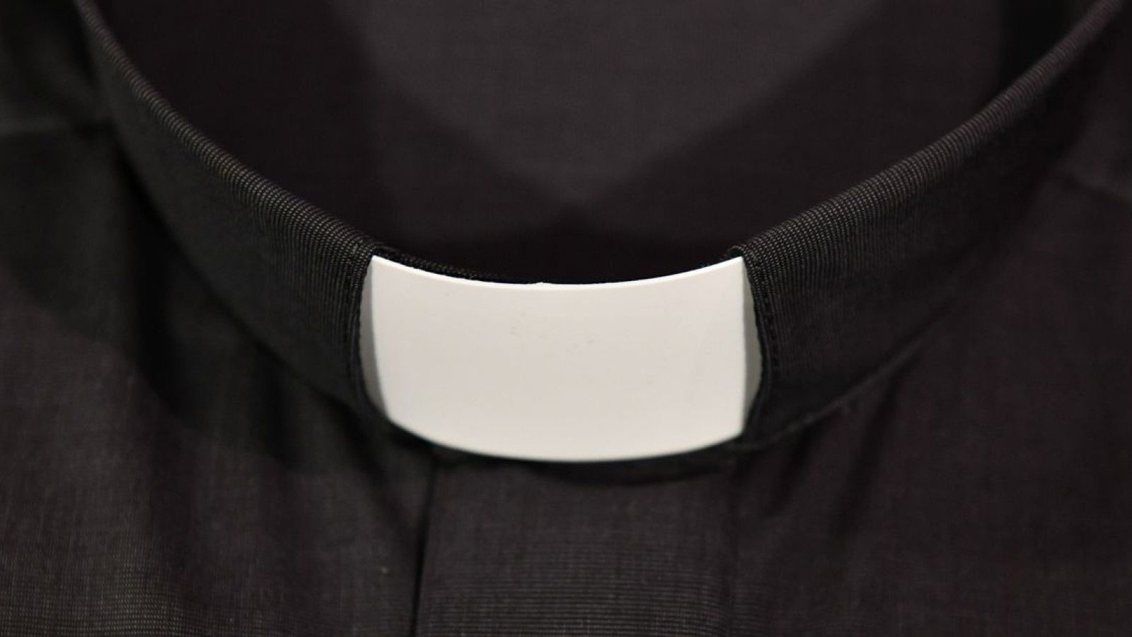 Suspenden a un sacerdote en Alemania por posesión de pornografía infantil