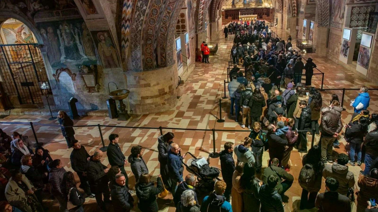 Casi 100.000 peregrinos veneran los restos de San Francisco en Asís