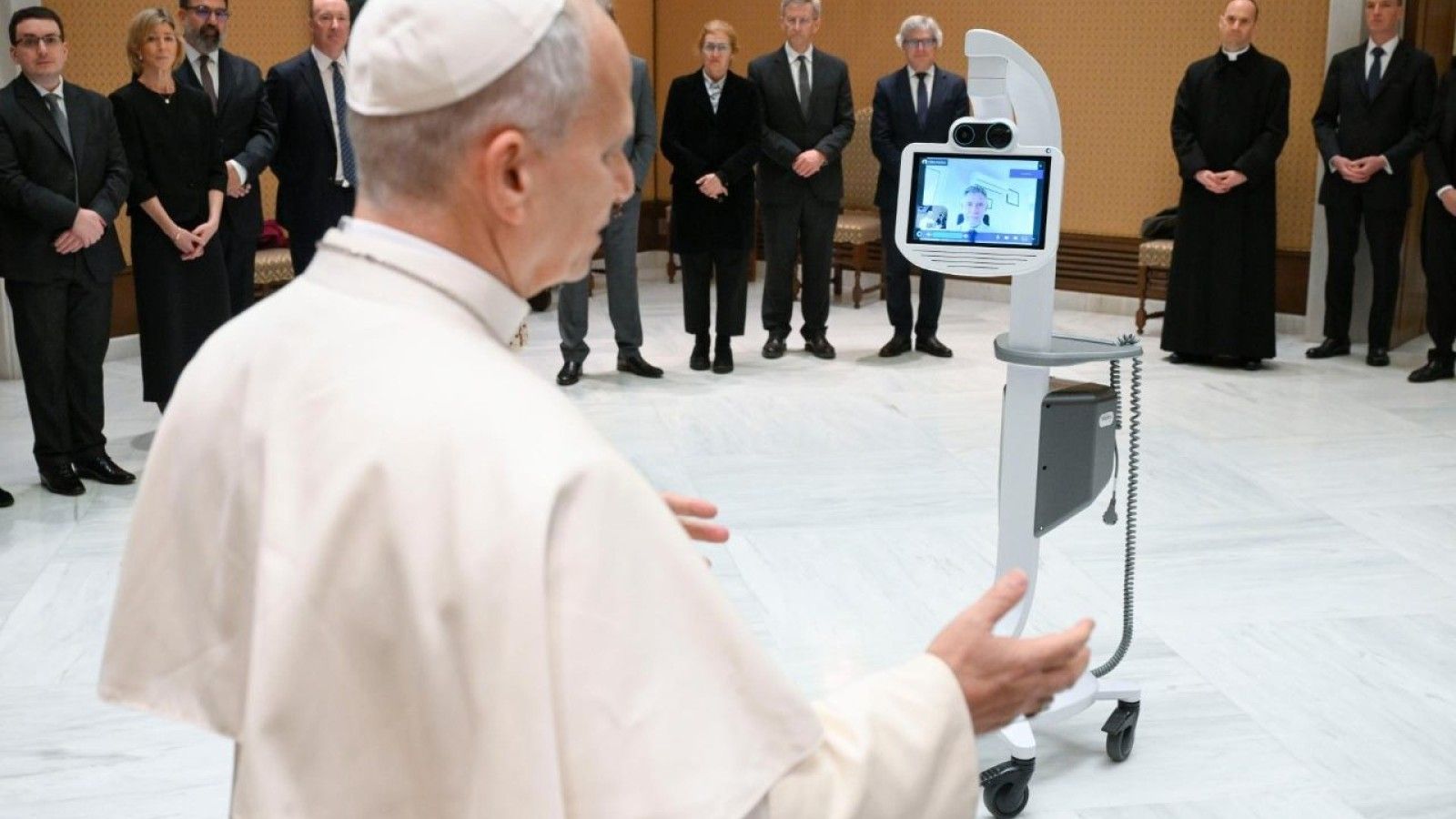 León XIV recibe un dispositivo para impulsar la telemedicina pediátrica global