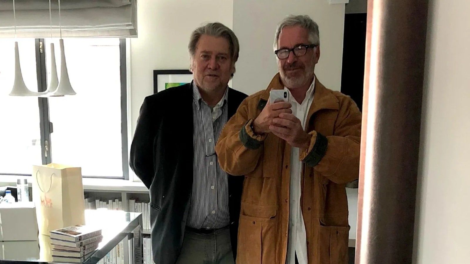 Los documentos revelan que Epstein y Bannon planearon debilitar el pontificado de Francisco