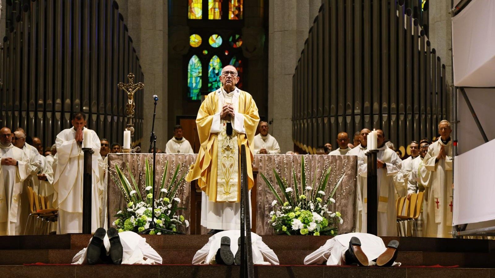 Omella ordena a tres nuevos diáconos en la Sagrada Familia