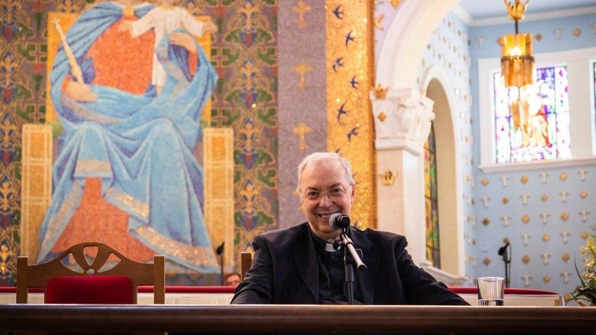 Marco Frisina dirige un coro de mil voces en Brasil