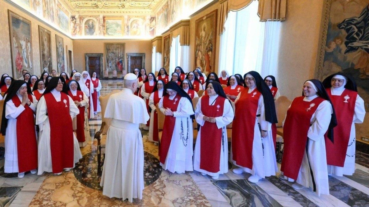 León XIV pide a las monjas sacramentinas ser "tejedoras de comunión"