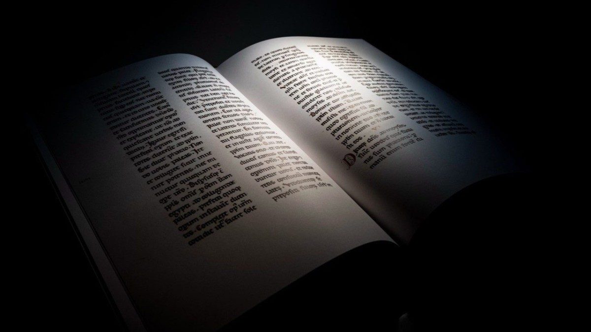 El Vaticano recibe una réplica de una Biblia medieval de 800 años