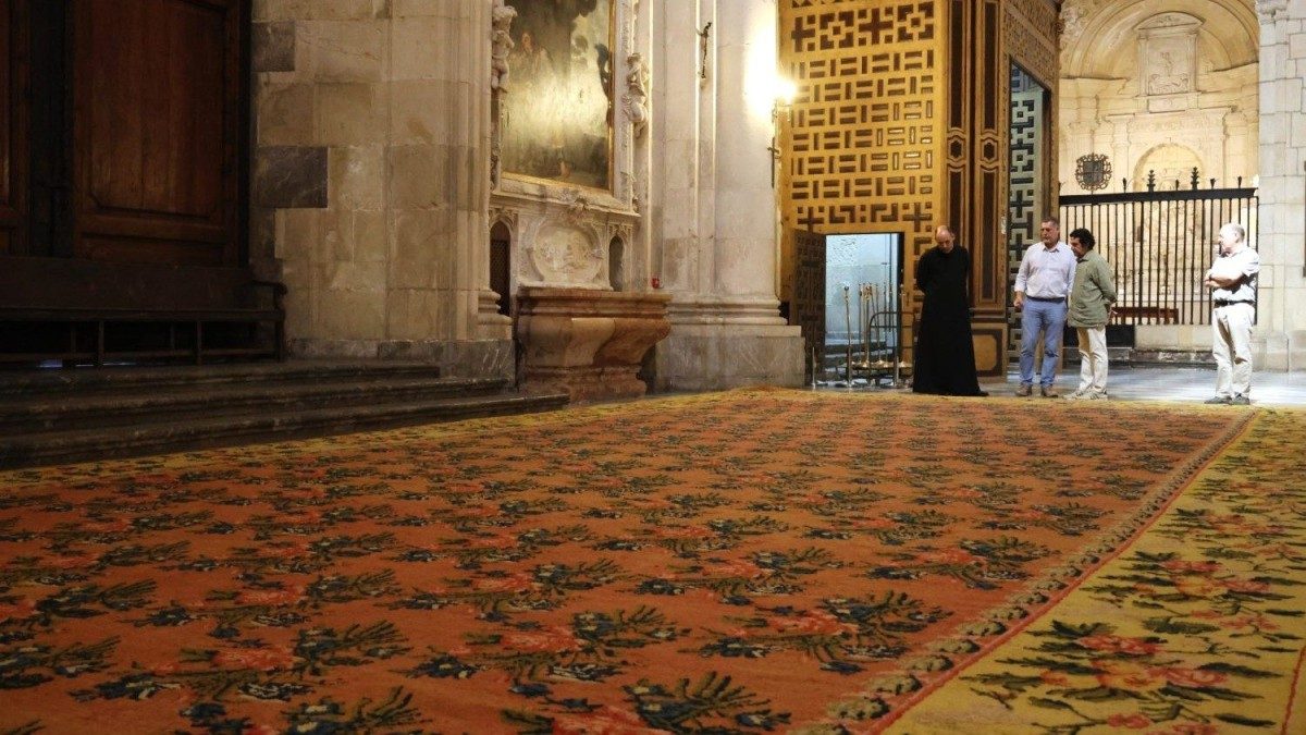 La Catedral de Murcia exhibe una alfombra del siglo XVIII restaurada durante varias semanas